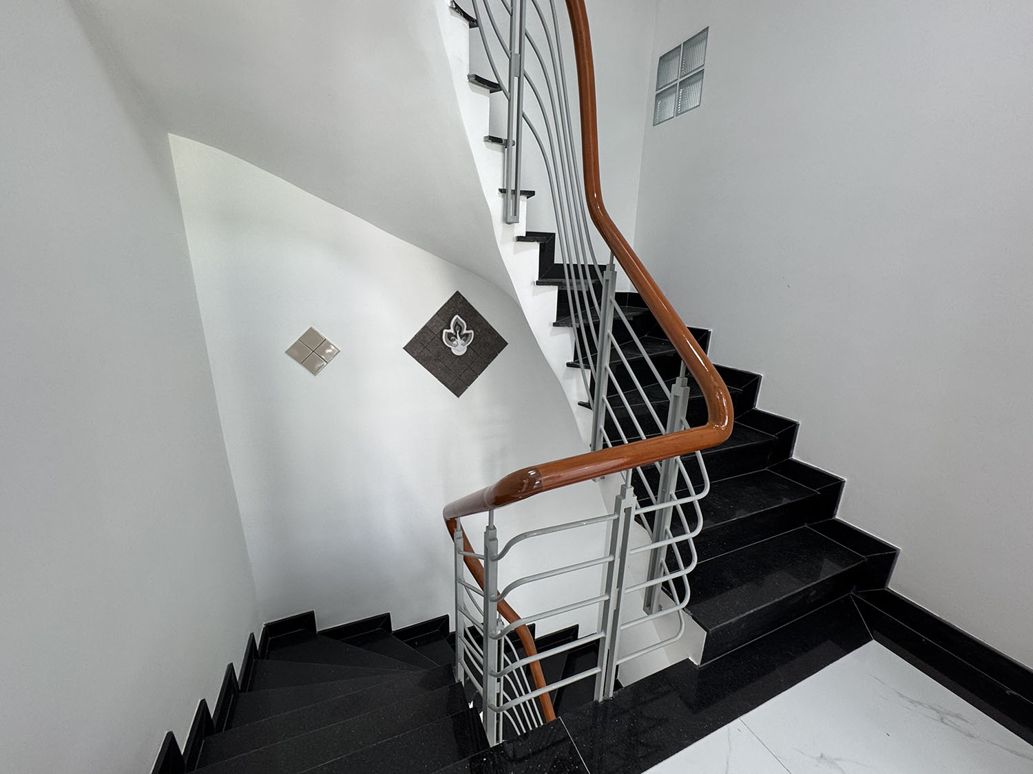 Chính thức mở bán biệt thự mini 3 lầu HXH VF5 khu cao cấp Hoàng Diệu - Trước nhà có sân đỗ ôtô